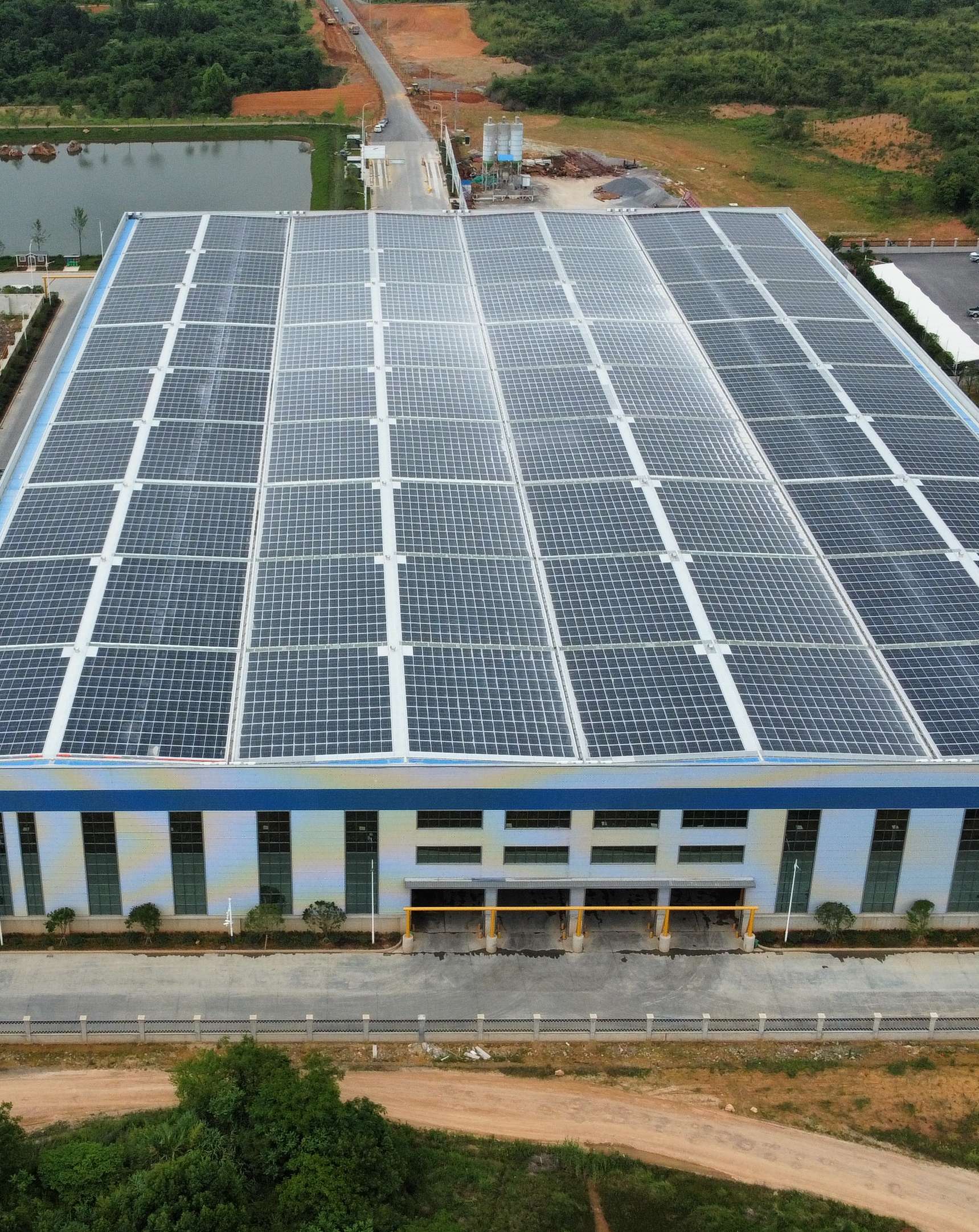 2022年4月，安徽池州匯成物資4MW光伏發(fā)電BIPV項(xiàng)目，年發(fā)電約400萬度，滿足約40%用電需求.jpg
